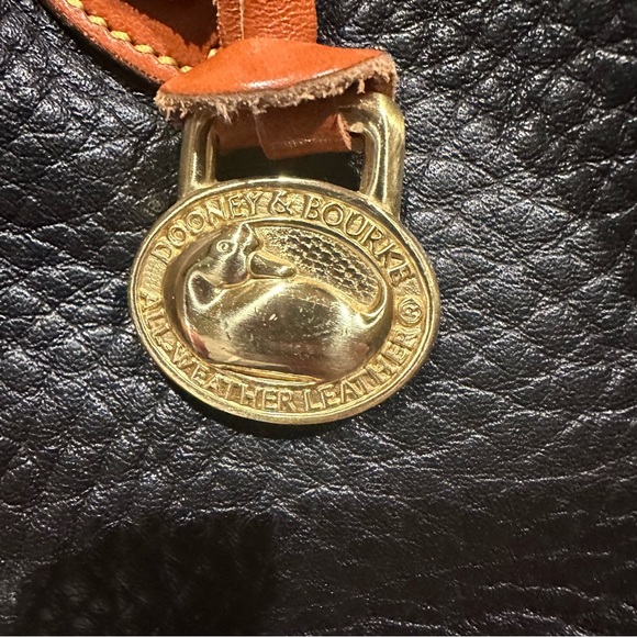 Beautiful Dooney and Bourke Vintage Black Essex Purse - Picture 8 of 16